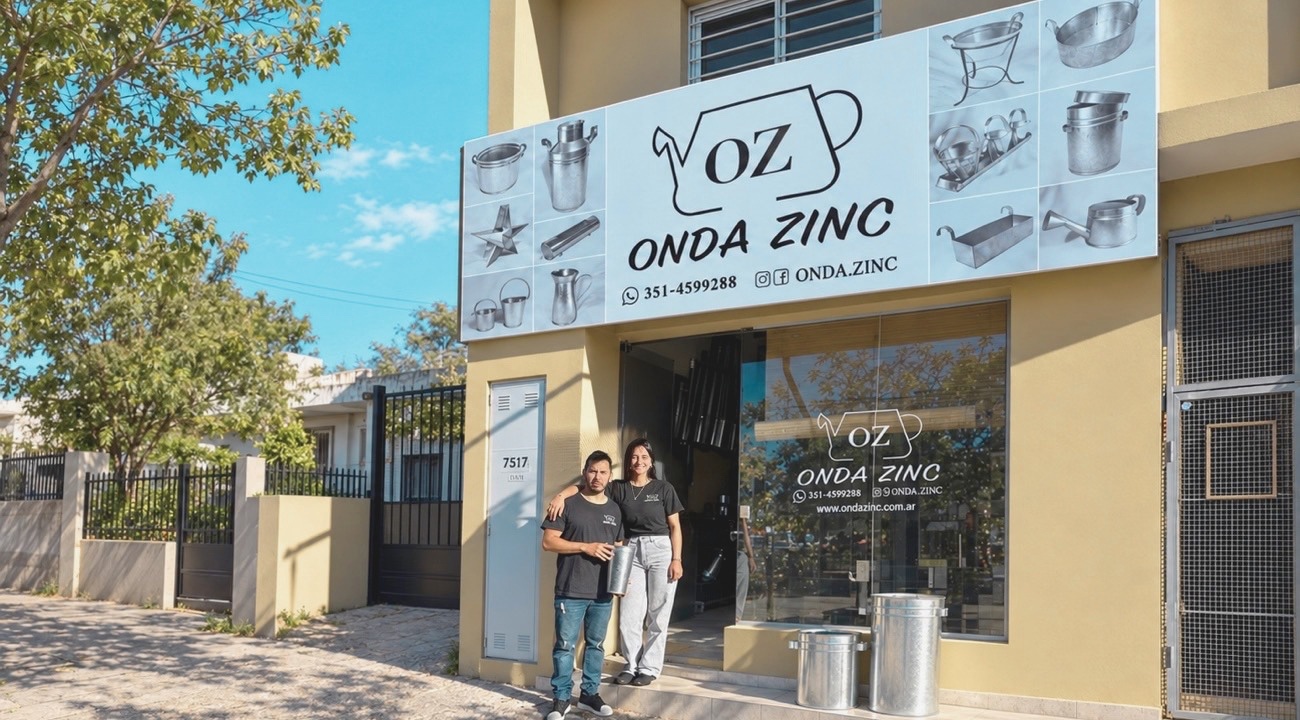 Yani y Yoni frente al local y taller Onda Zinc en Córdoba